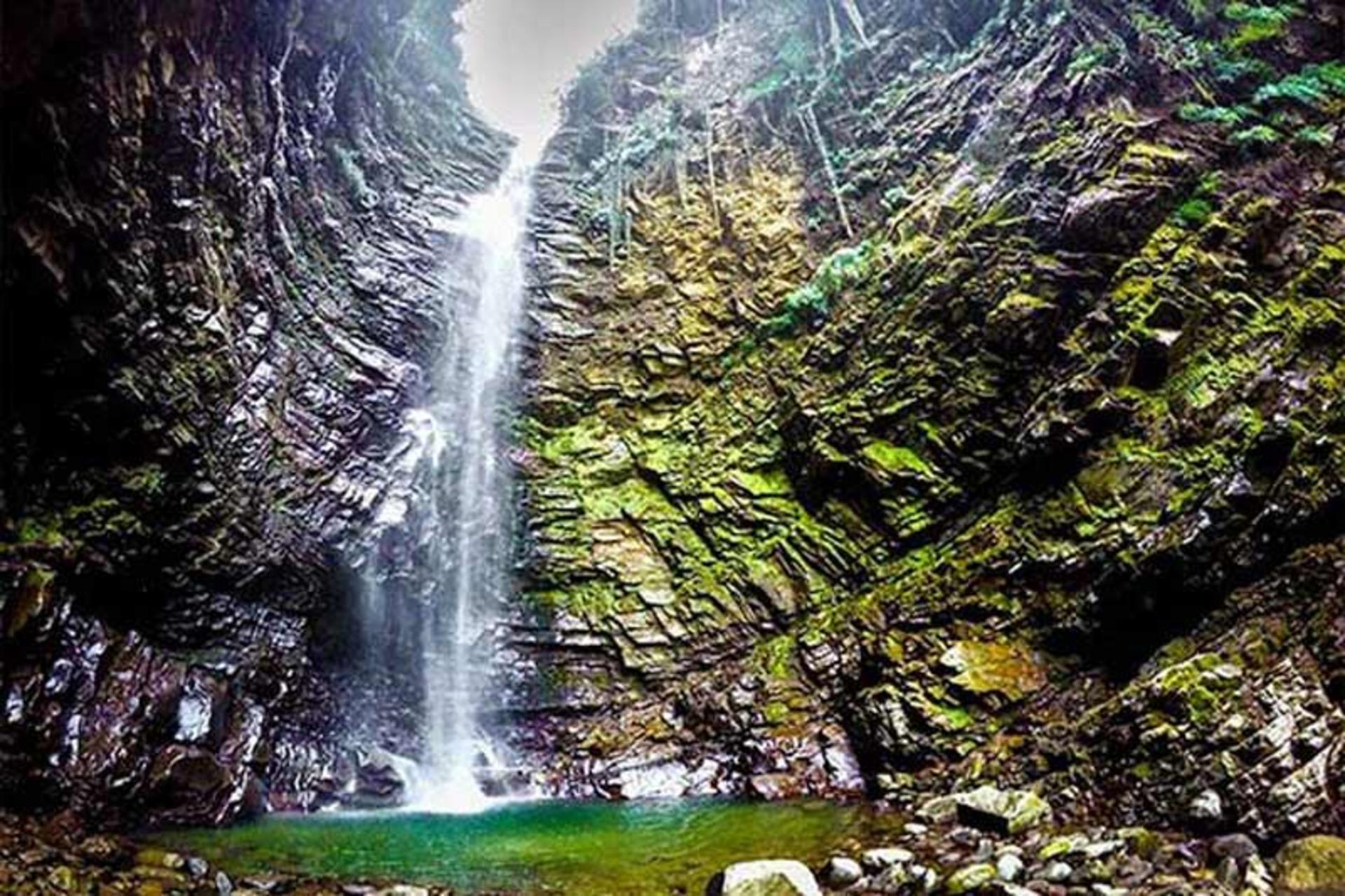 نمای پایین از آبشار گزو روی سنگ ها