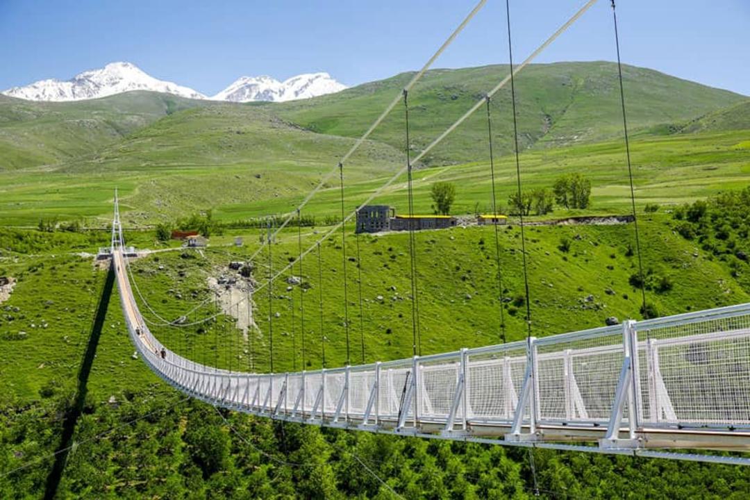 دشت های سرسبز اطراف پل معلق مشگین شهر