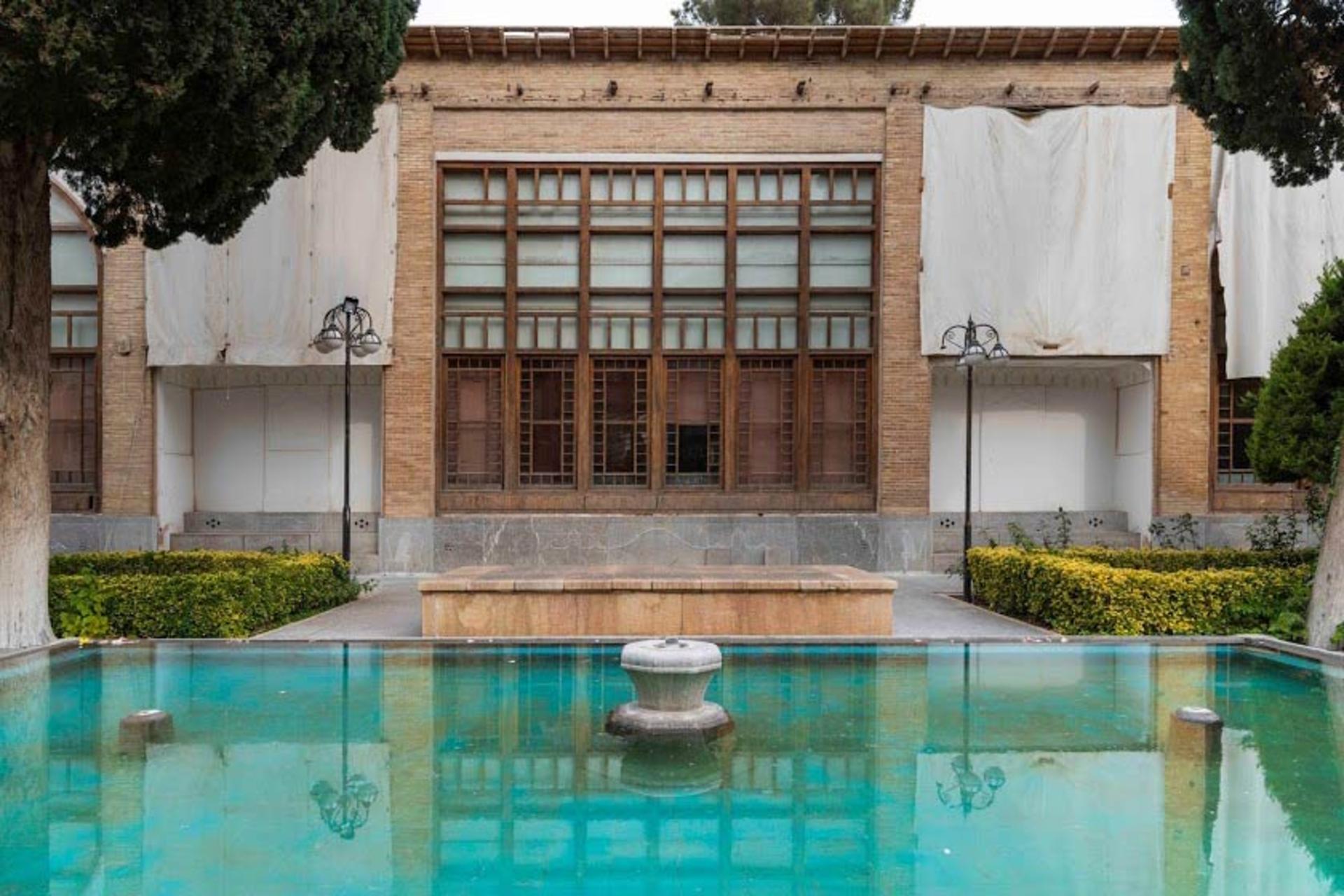 حیاط عمارت رکیب‌خانه (موزه هنرهای تزیینی اصفهان)