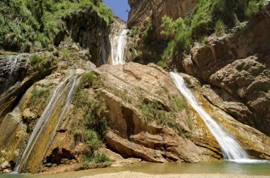 آبشار نوژیان لرستان روی تخته سنگ های کوه