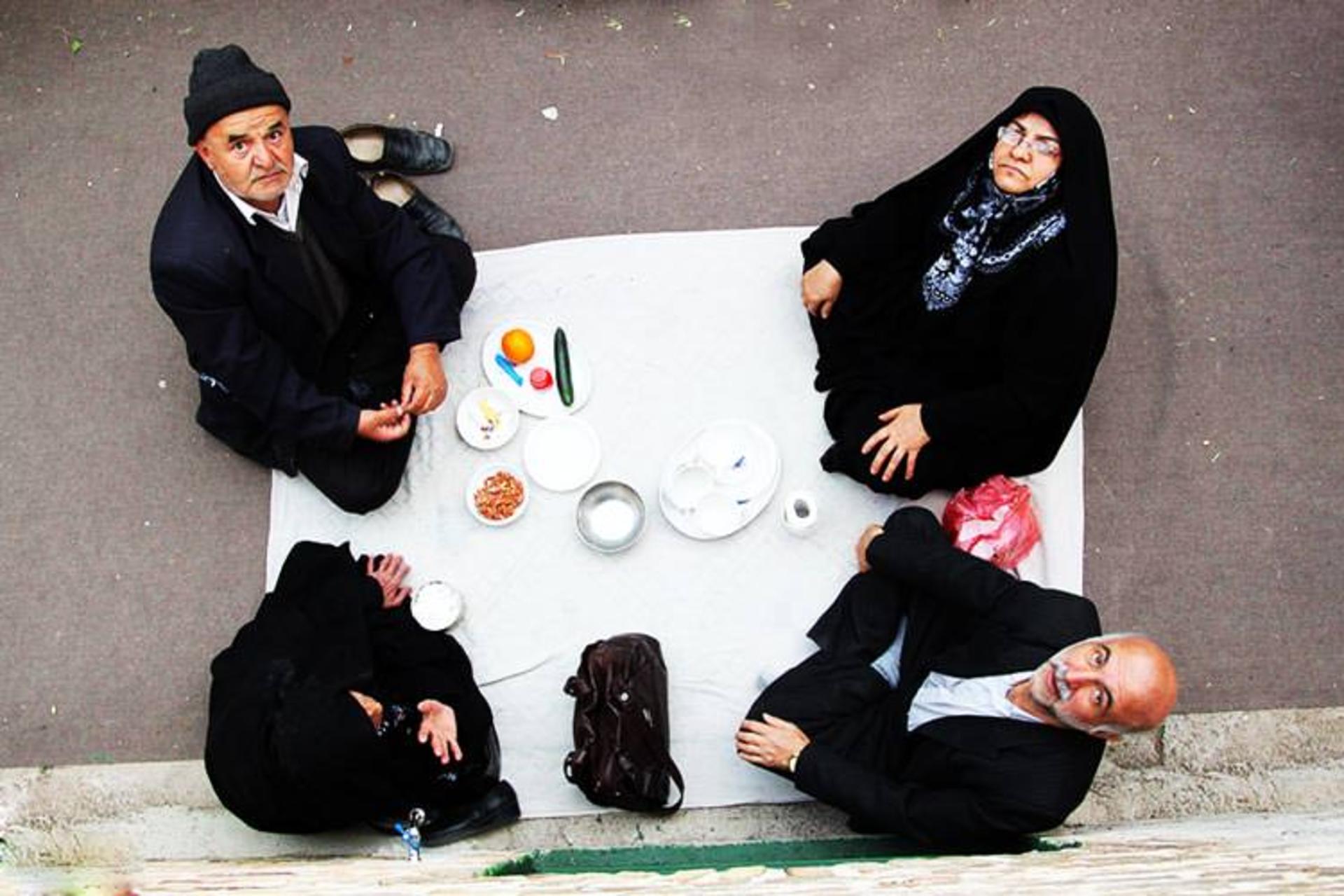خانواده قزوینی در حال صرف چای در طبیعت