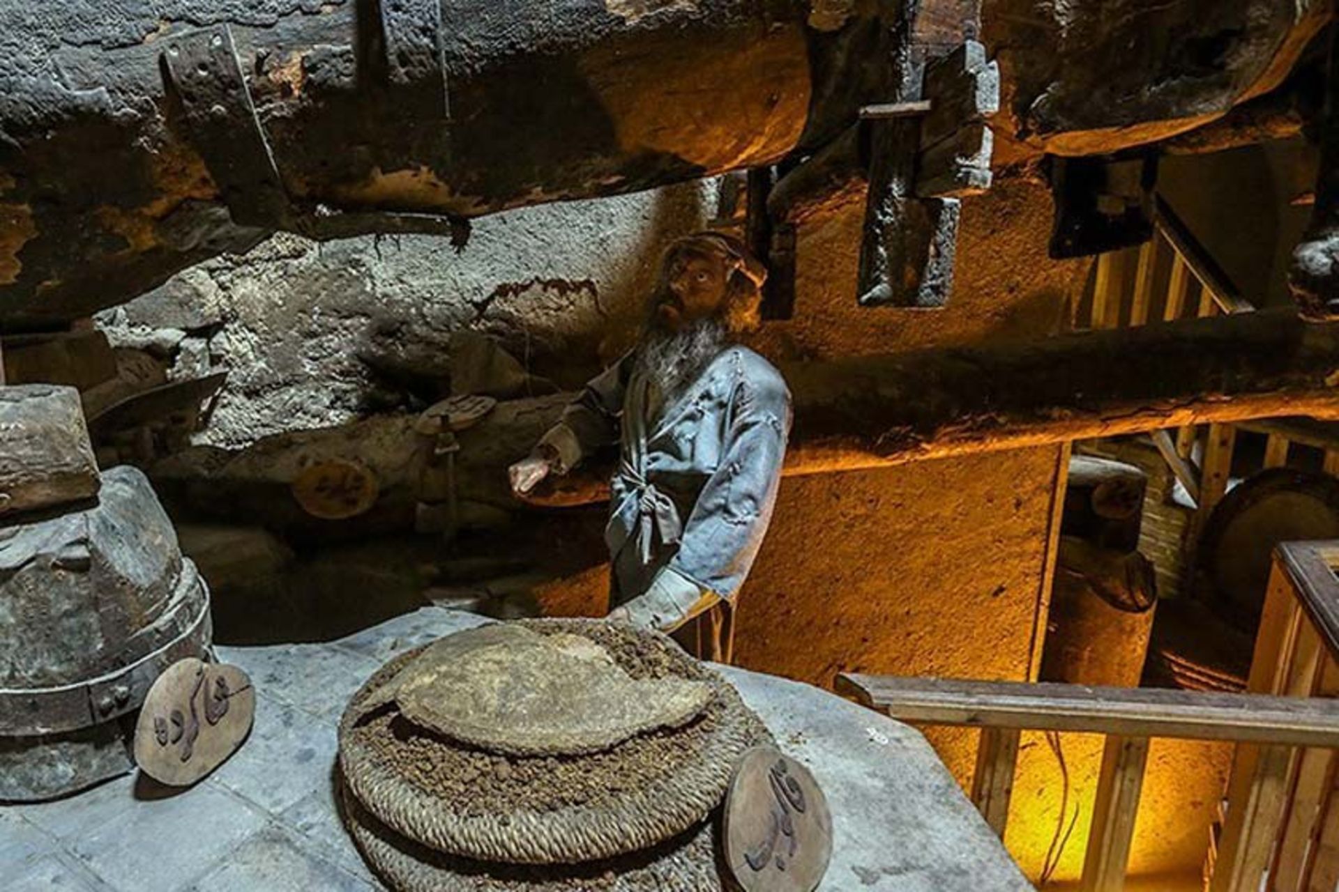 ماکت کارگر عصارخانه شاهی اصفهان