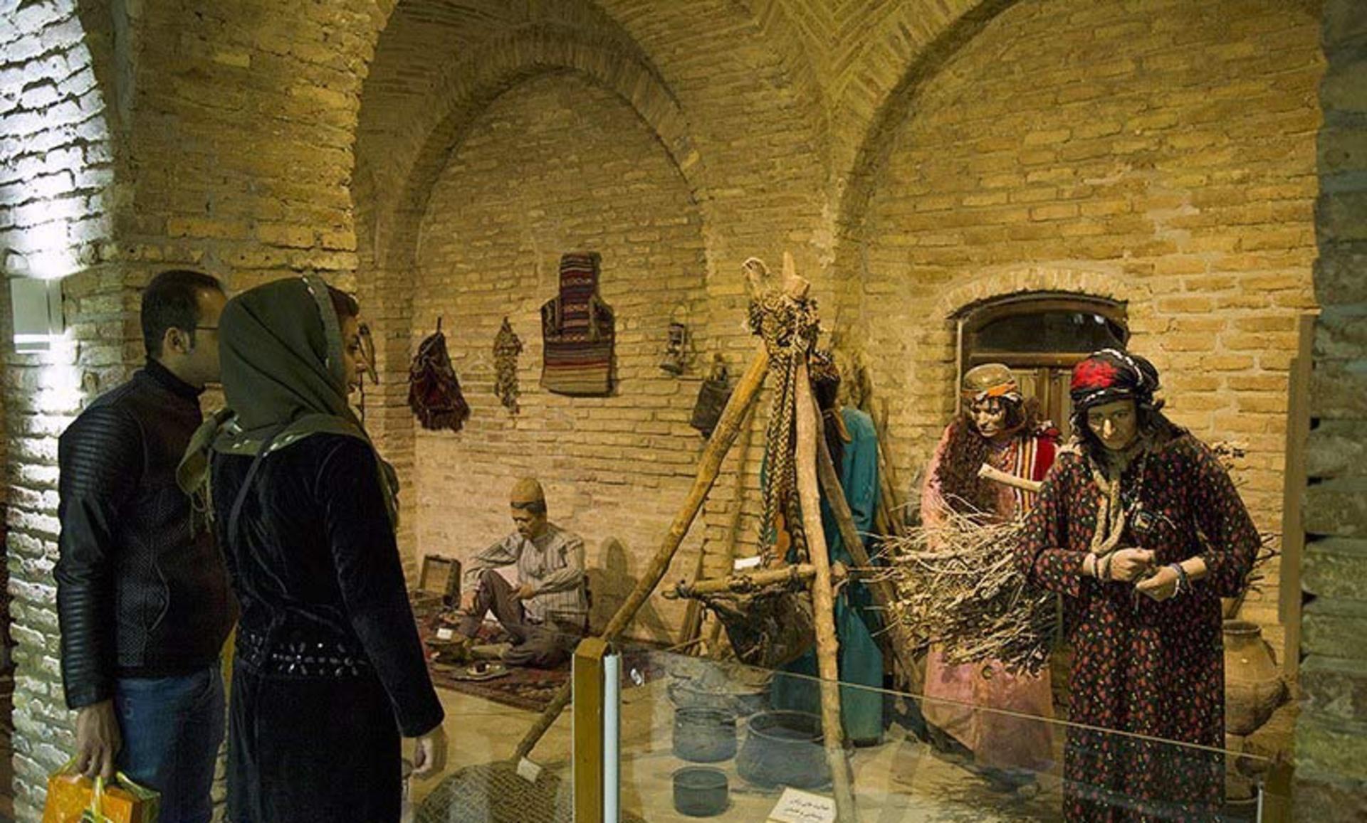 ماکت بانوان عشایر لرستان در حال کار در موزه فلک الافلاک