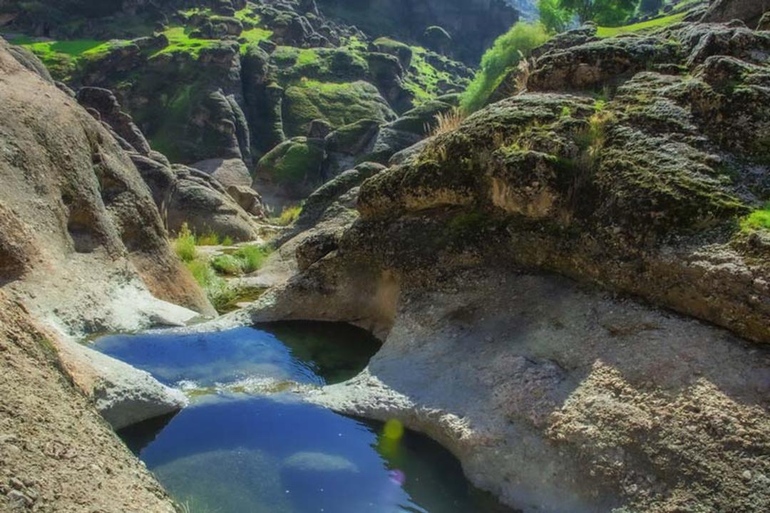 حوضچه های آب و صخره های سرسبز در مخمل‌ کوه