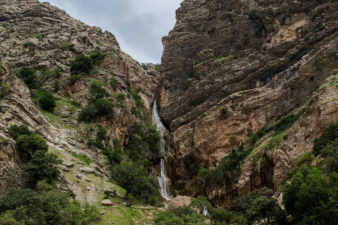 آبشار نوژیان در میان دره سرسبز خرم آباد