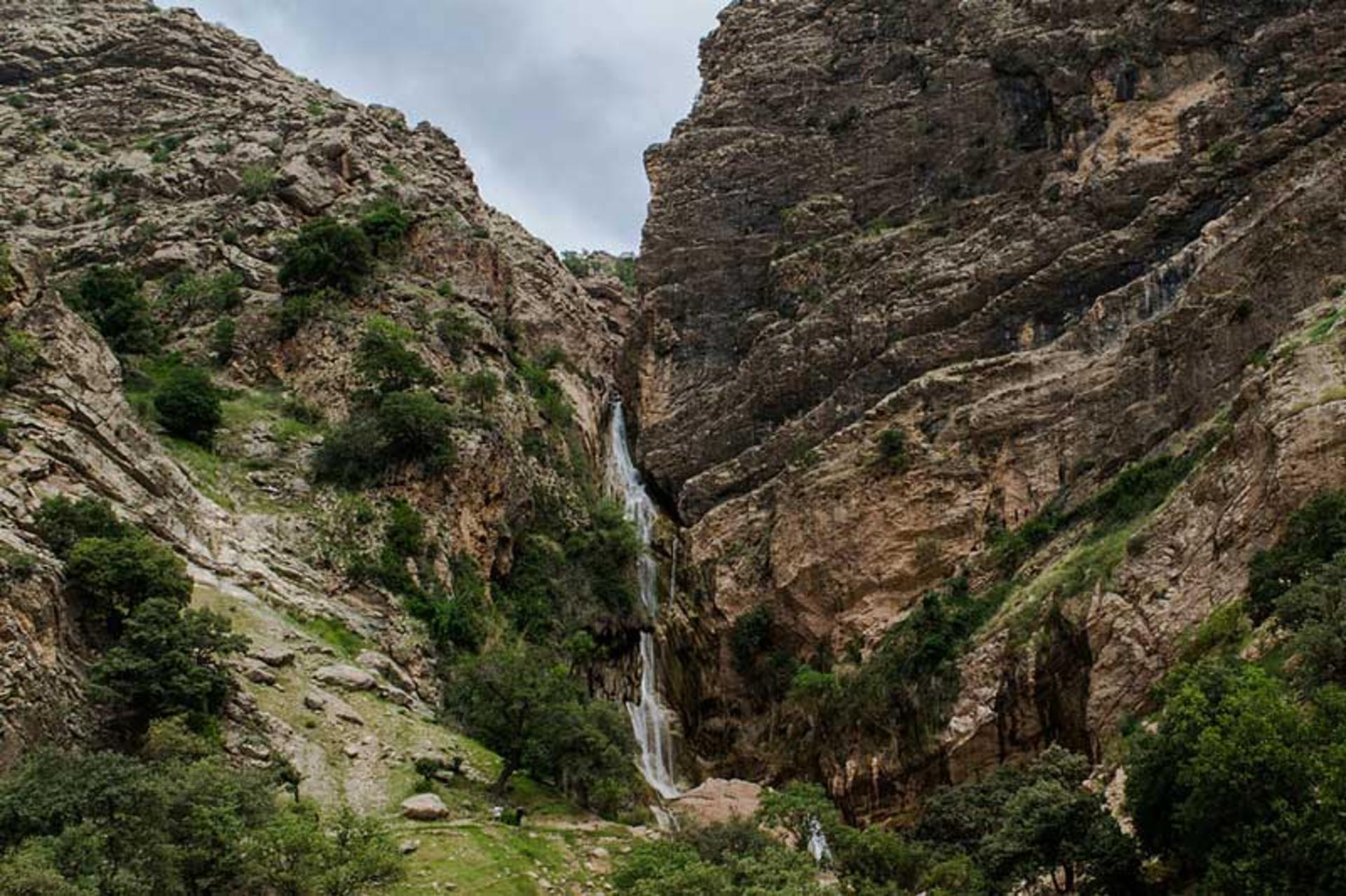 آبشار نوژیان در میان دره سرسبز خرم آباد