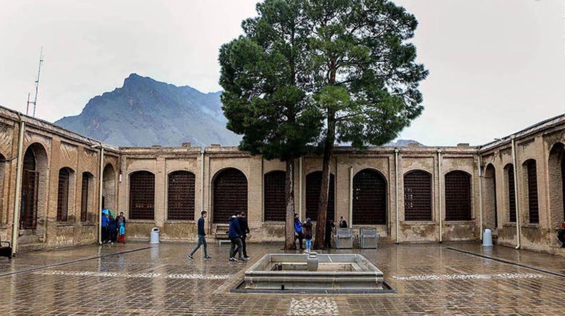 نمای داخل قلعه فلک الافلاک و درخت وسط حیاط