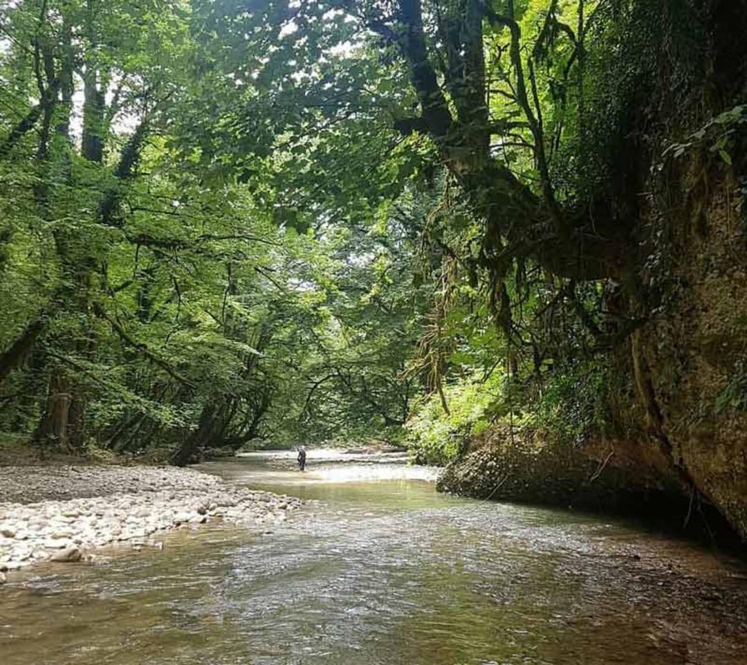 عبور گردشگر از میان رودخانه پلنگ دره سوادکوه