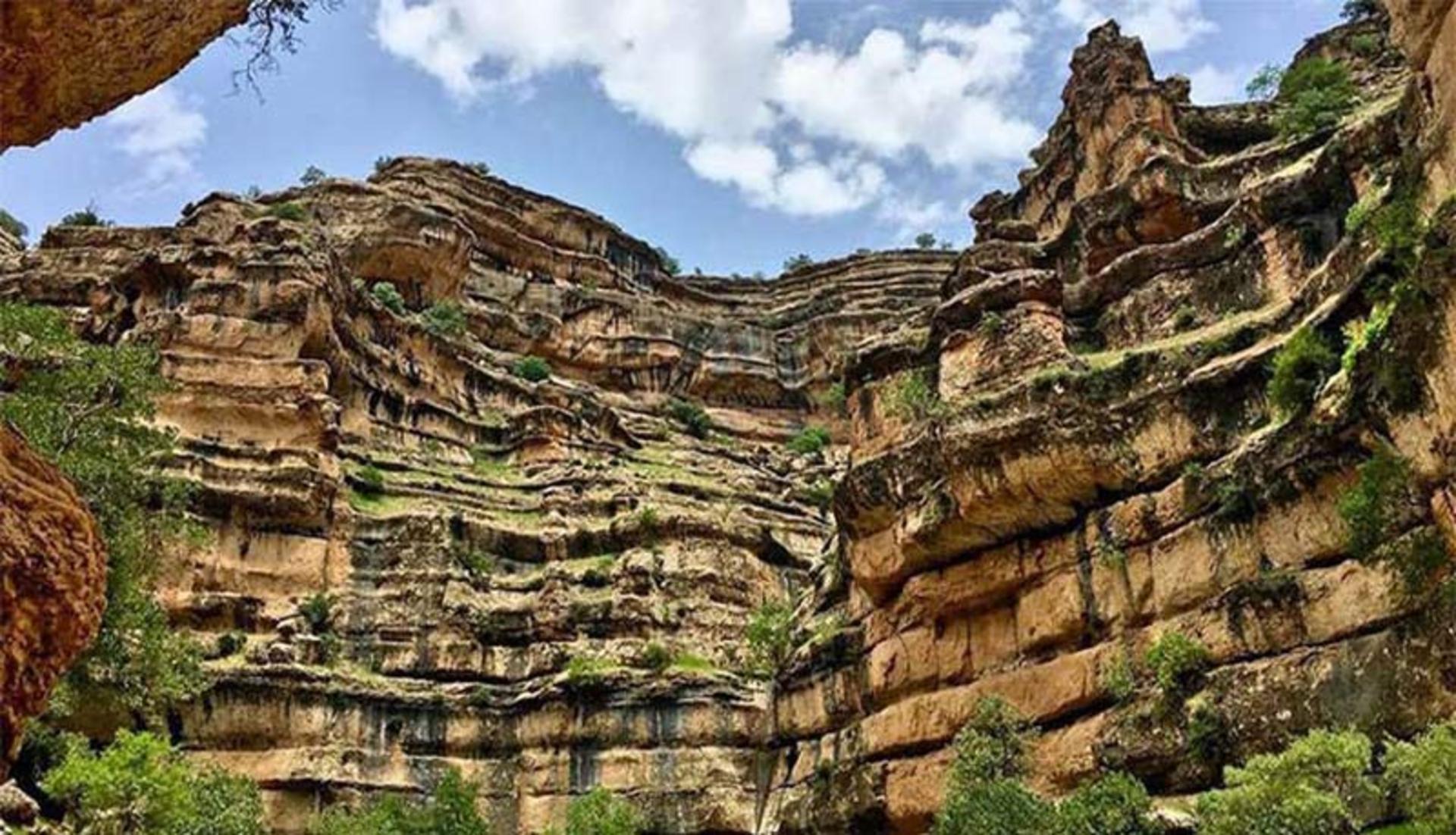 دیواره های تراش خورده تنگه شیرز از نمای پایین