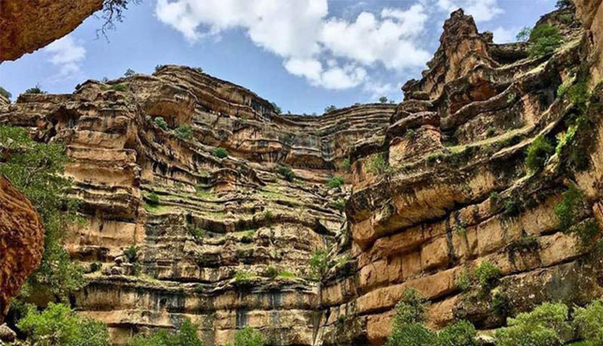 دیواره های تراش خورده تنگه شیرز از نمای پایین