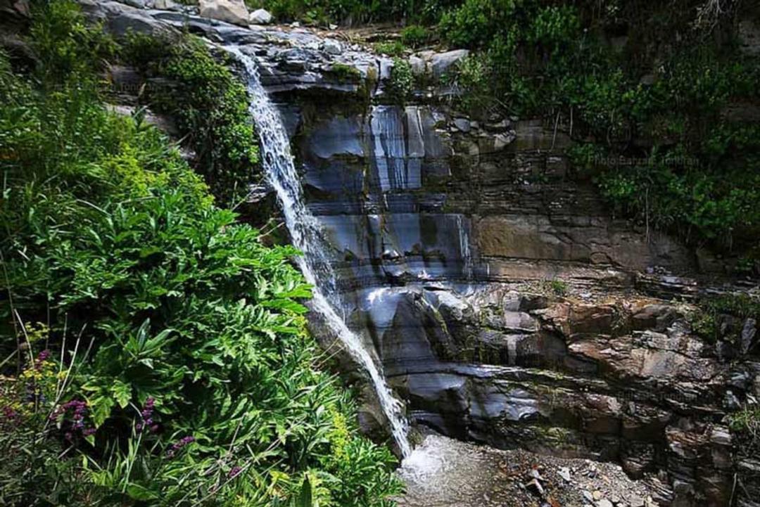 آبشار ماهاران و طبیعت سرسبز اطراف آن