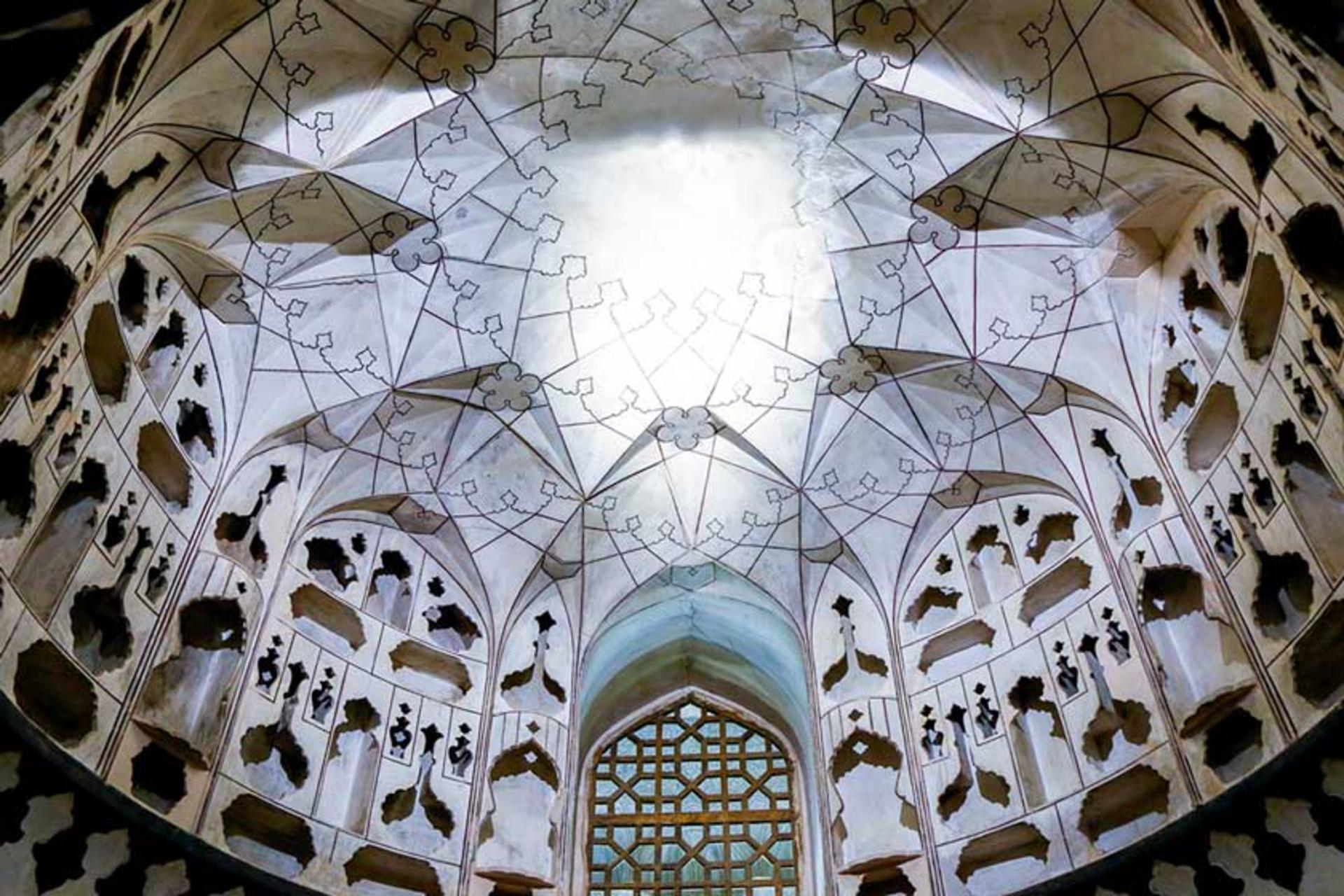 تزیینات معماری سقف چارسوی بازار قیصریه اصفهان
