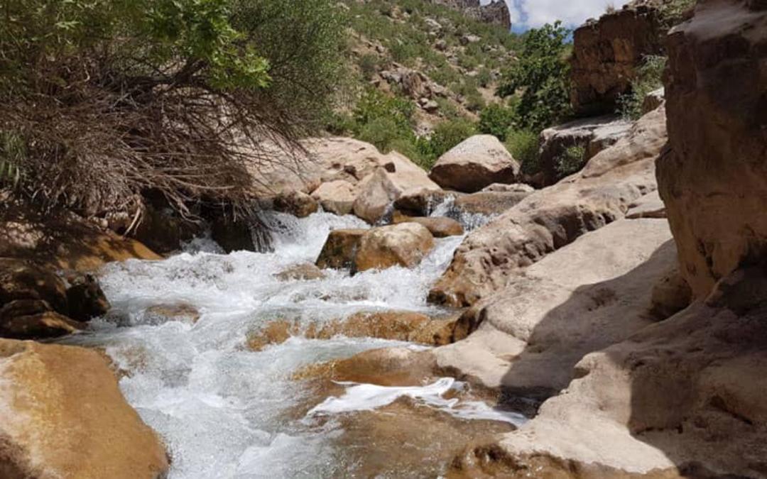 جریان آب رودخانه روی تخته سنگهای بزرگ چشمه ناز ونک