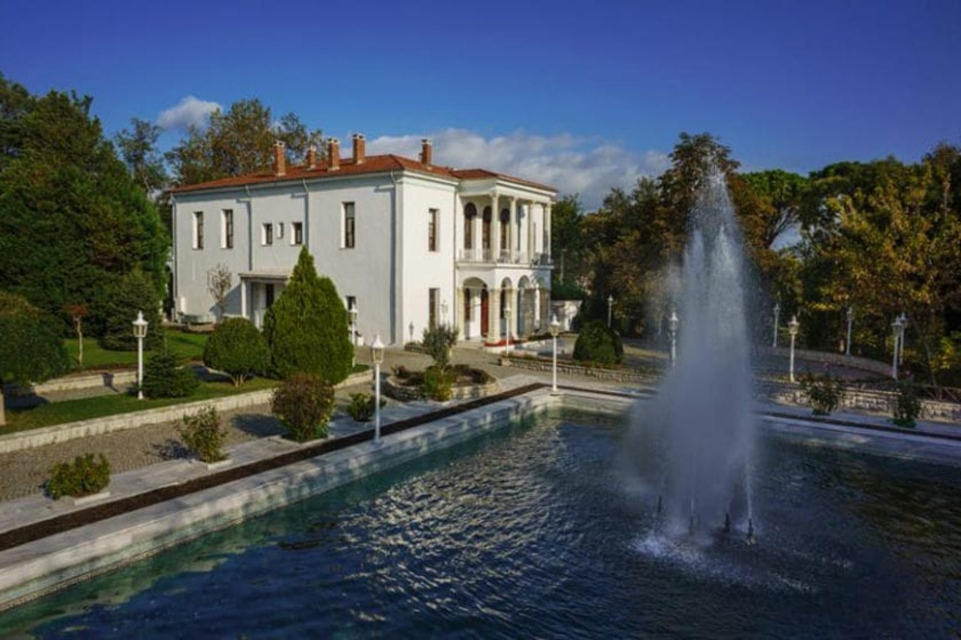 عمارت زیبای سفید در پارک امیرگان