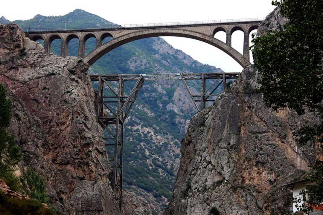 پل ورسک در حدفاصل دو کوه
