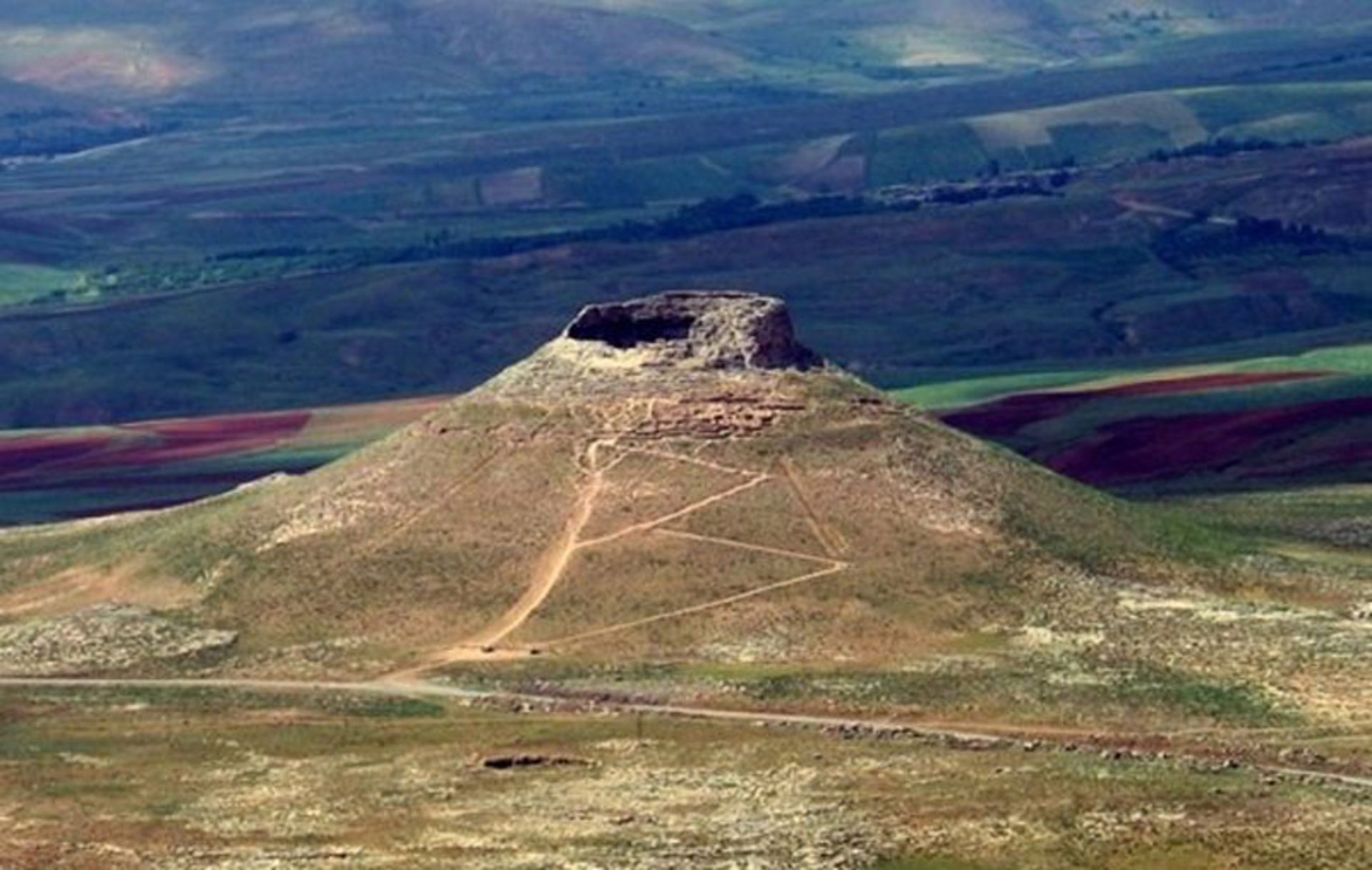 کوه زندان تخت سلیمان تکاب از نمای دور