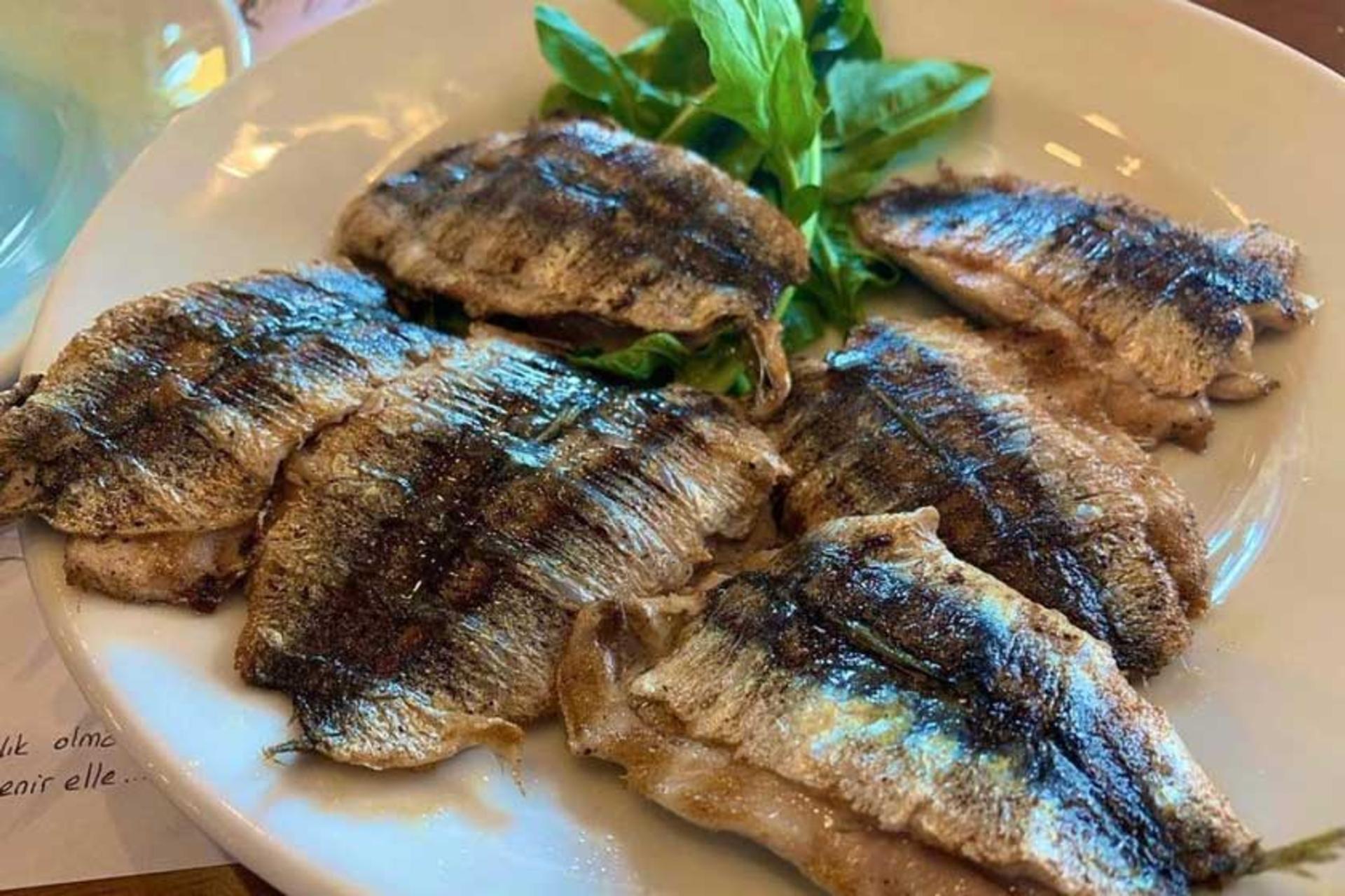 سرو غذاهای دریایی در رستوران بابا آدم استانبول