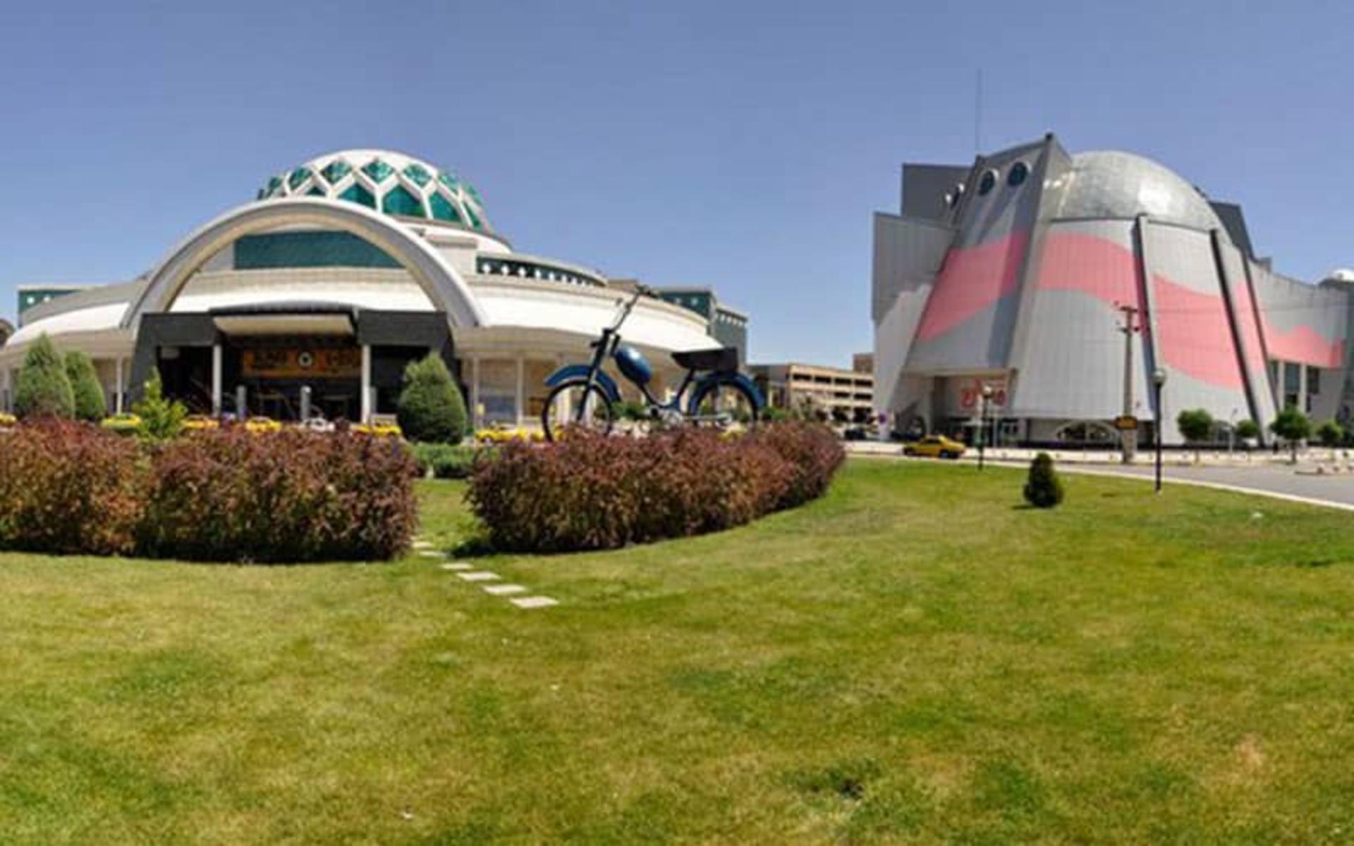 فضای بیرونی مرکز خرید الماس