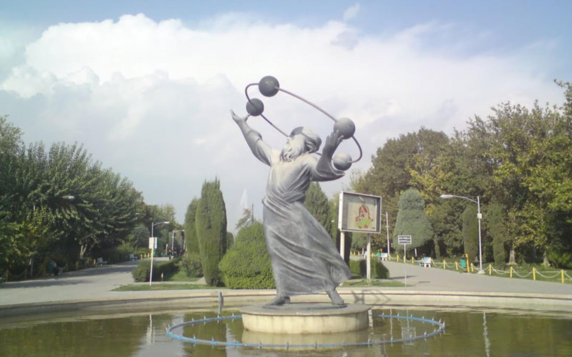 مجسمه خیام در میان آبنما