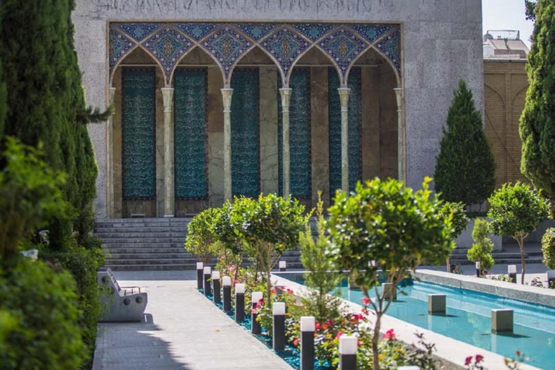 آرامگاه صائب تبریزی در روز