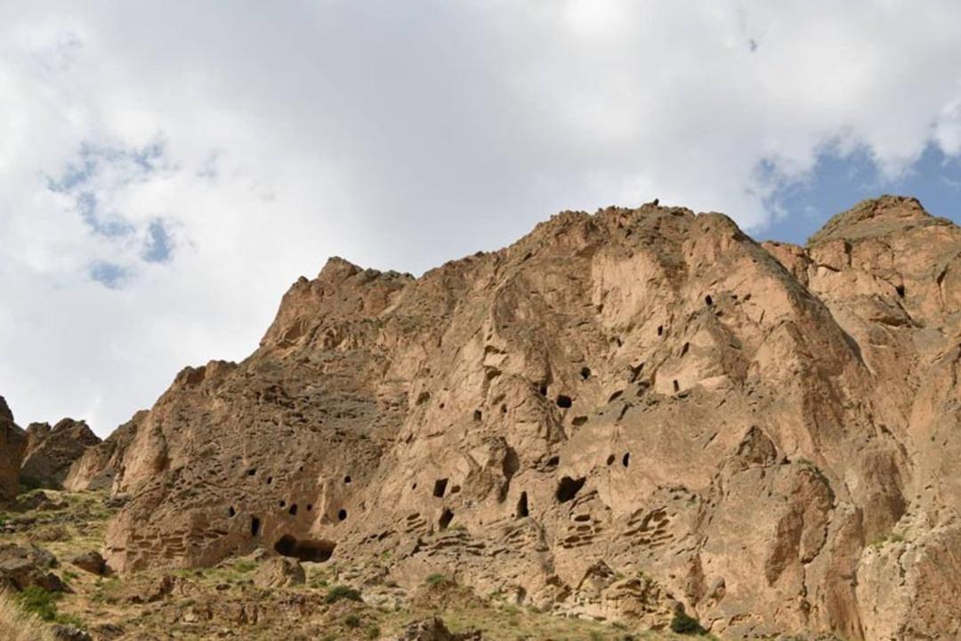 غارهای دستکند آمل در دل کوه