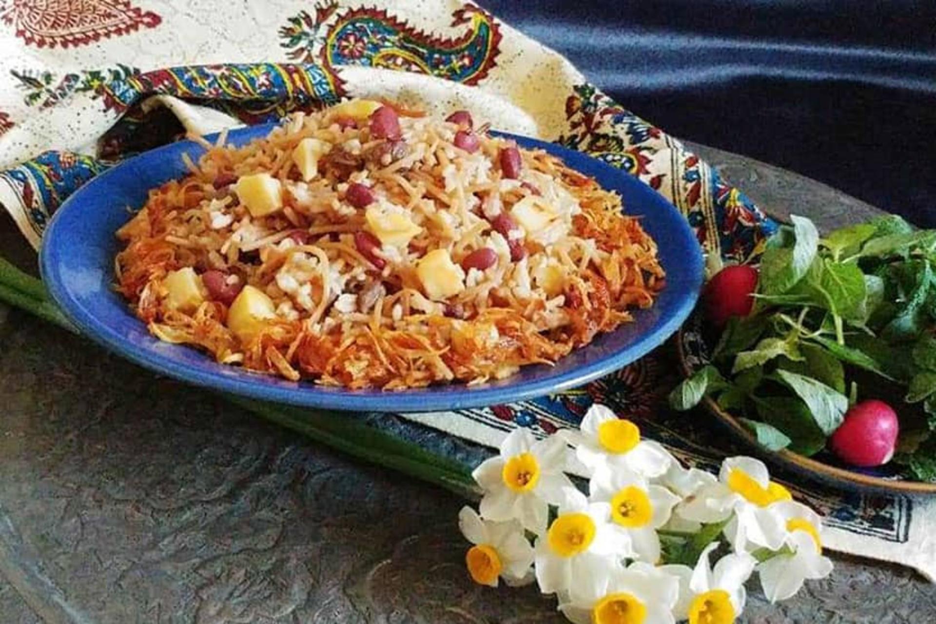 دملمه ساوه در کنار گل نرگس و سبزی خوردن
