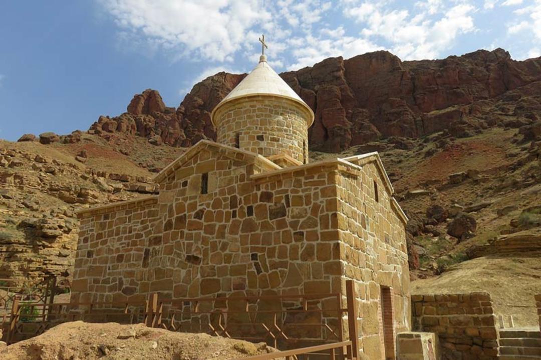 کلیسای چوپان جلفا در دامنه کوه ها