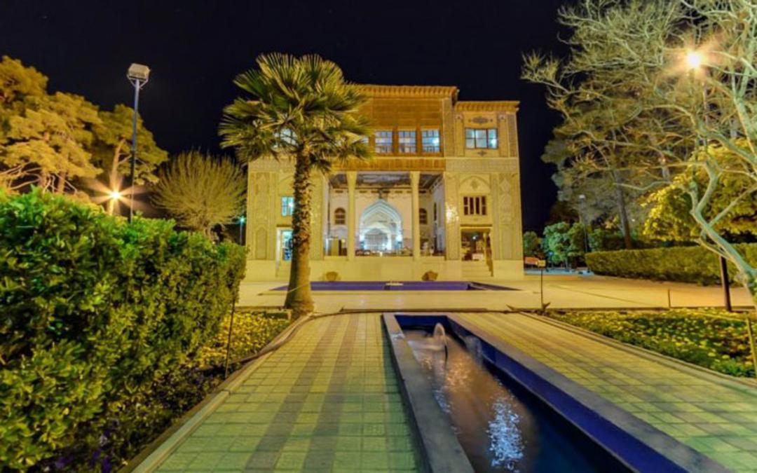 عمارت باغ دلگشا در شب