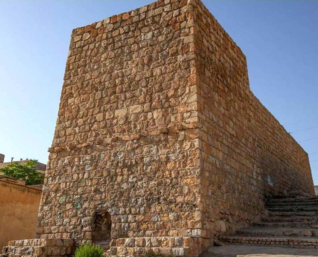 دیواره های سنگی آسیاب گبری خرم آباد