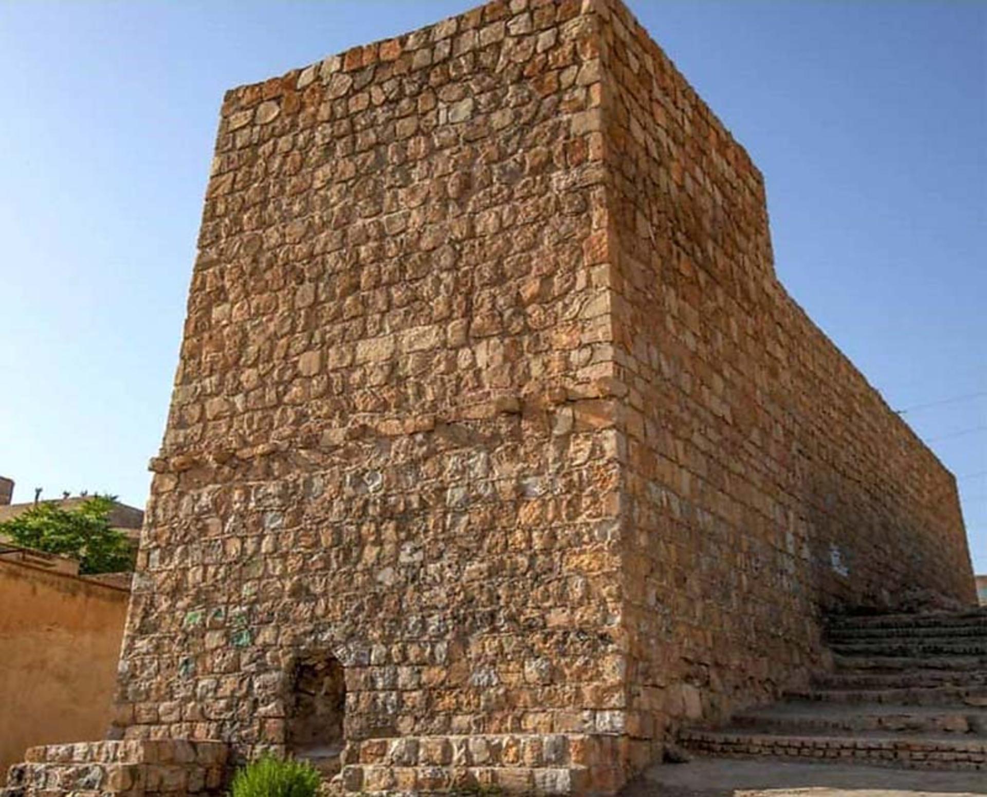 دیواره های سنگی آسیاب گبری خرم آباد
