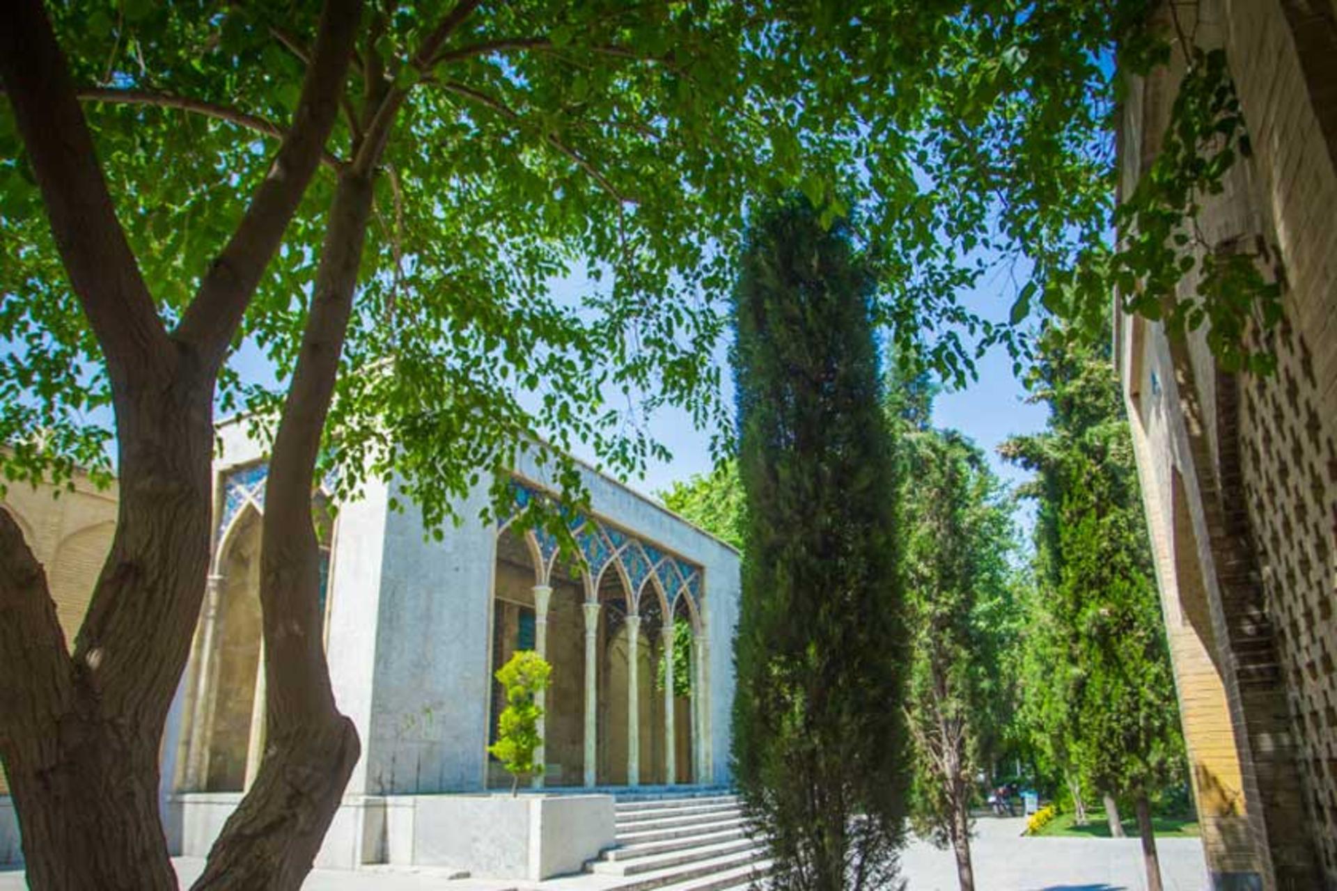 نمای بیرونی آرامگاه صائب تبریزی
