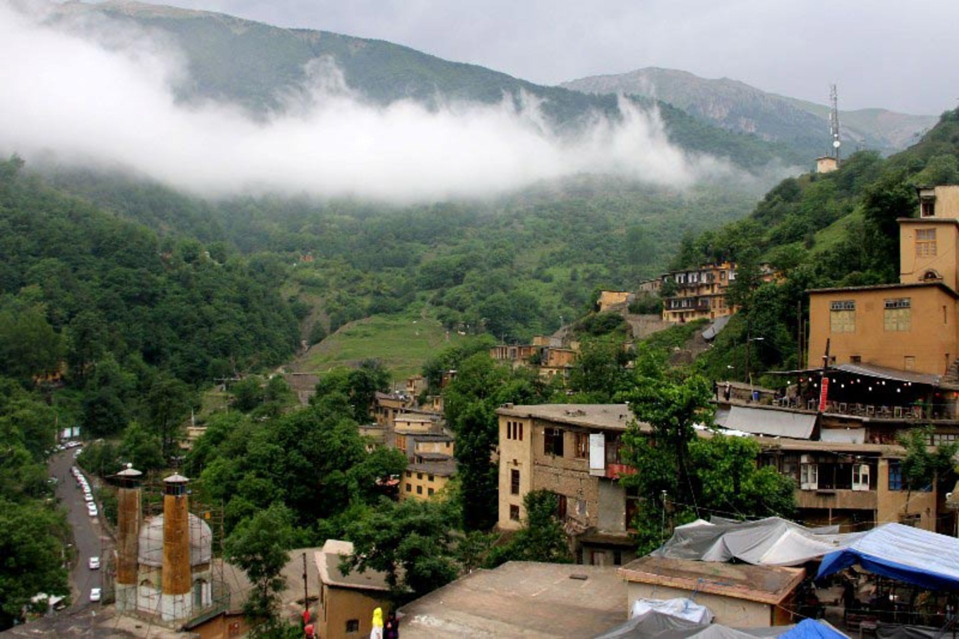 خانه های پلکانی روستای ماسوله میان مه صبحگاهی