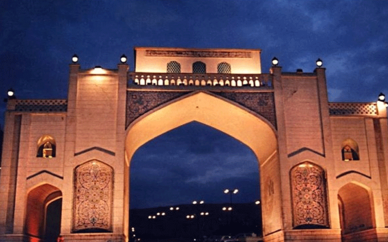 دروازه قرآن شیراز در شب