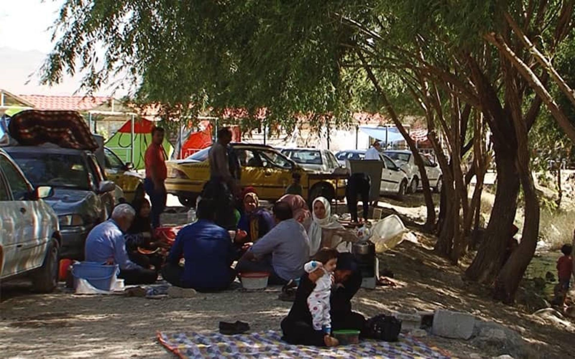 چادرزدن گردشگران در کنار رودخانه