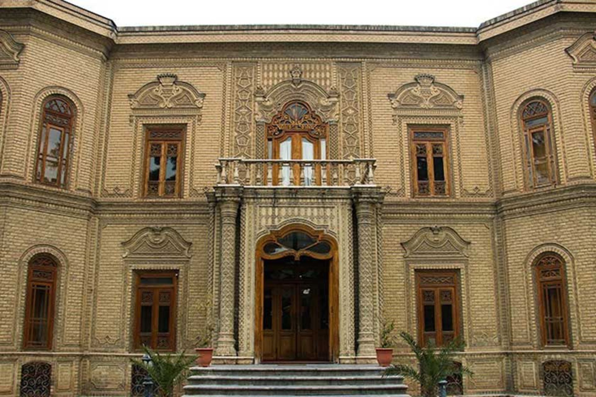 موزه آبگینه در خیابان سی تیر