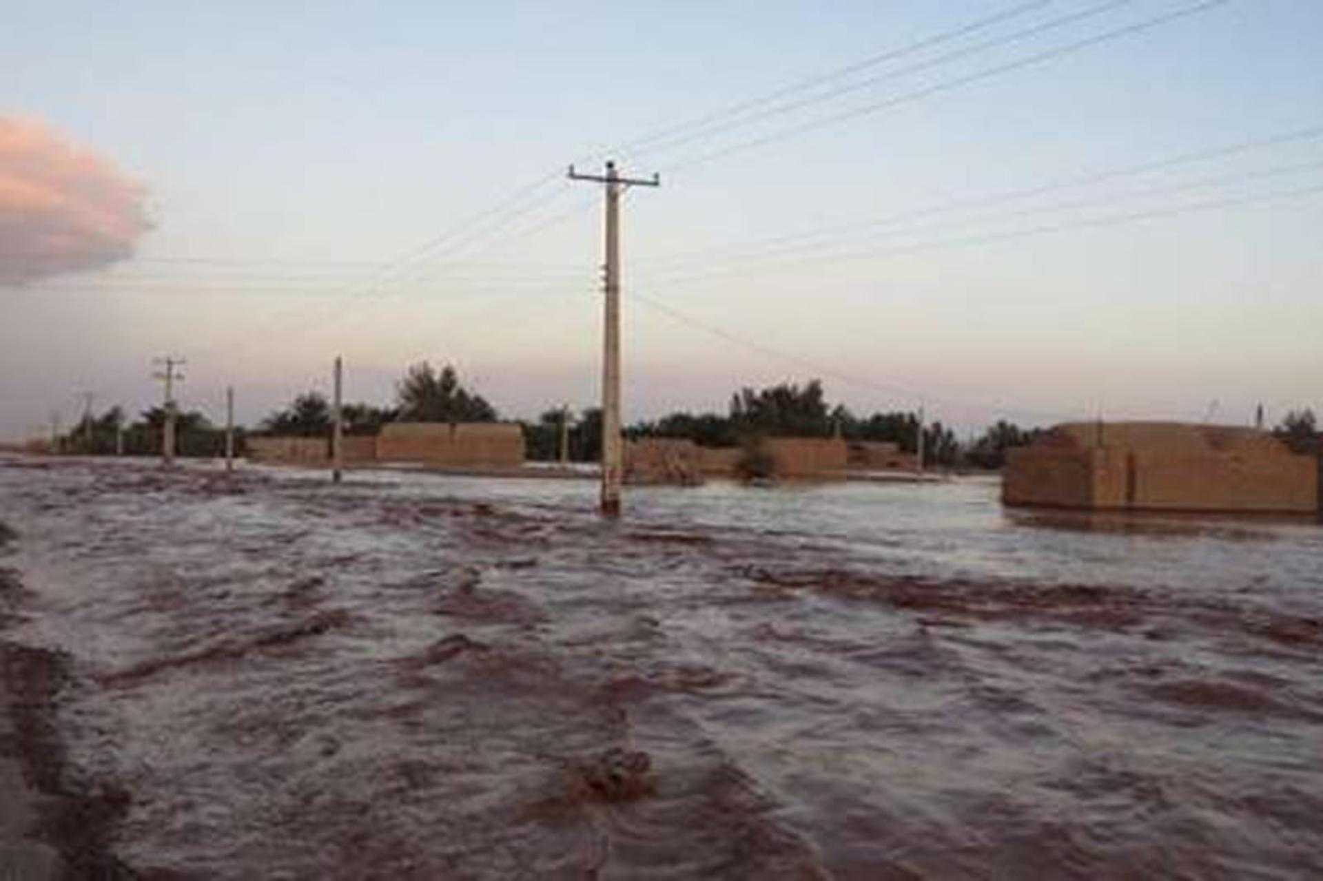 سیل جاری در خیابان ها و زیر دکل برق