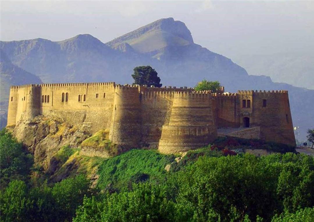 قلعه فلک الافلاک در جوار کوه های زاگرس در لرستان