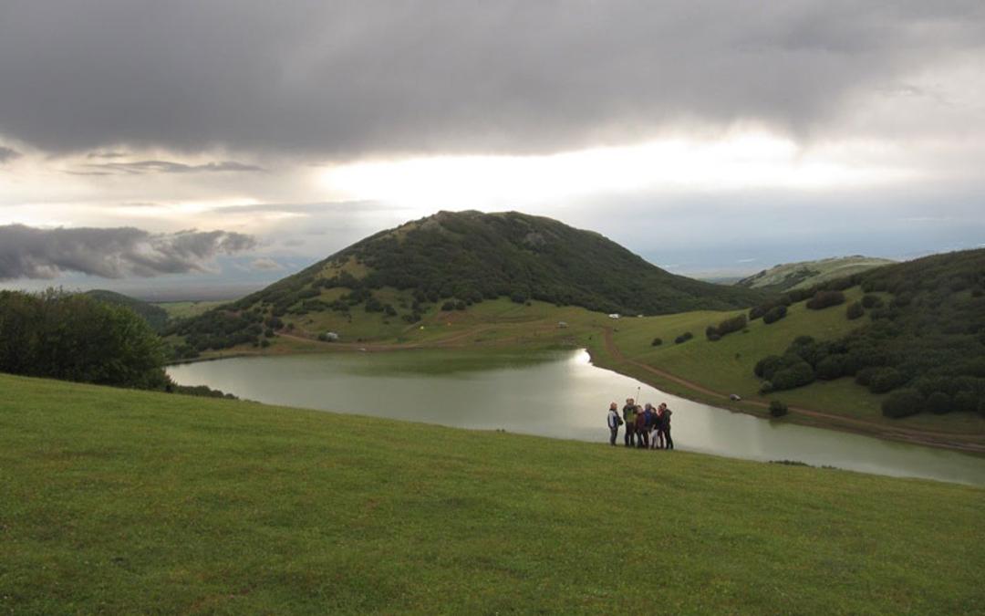گردشگران در کنار دریاچه سوها