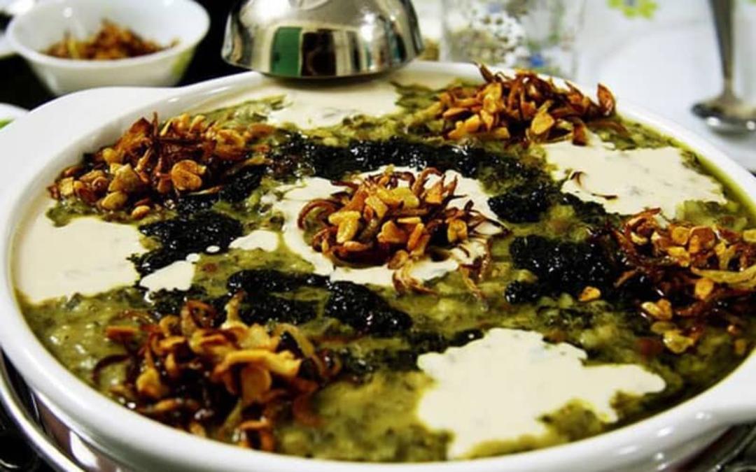 آش با تزیین کشک و پیازداغ