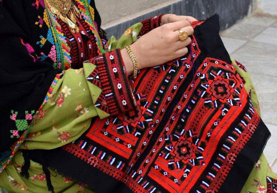 بانوان عشایر در حال رودوزی لباس های سنتی
