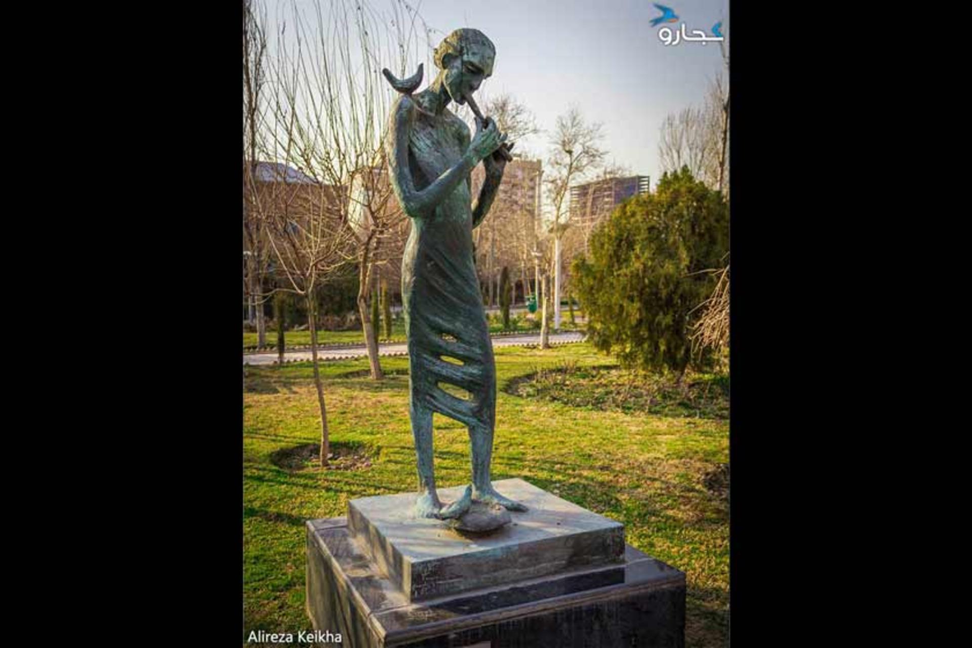 مجسمه فلوت‌زن در پارک هنرمندان