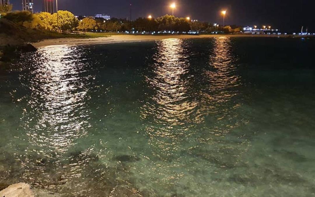 آب زلال ساحل مرجان کیش در شب