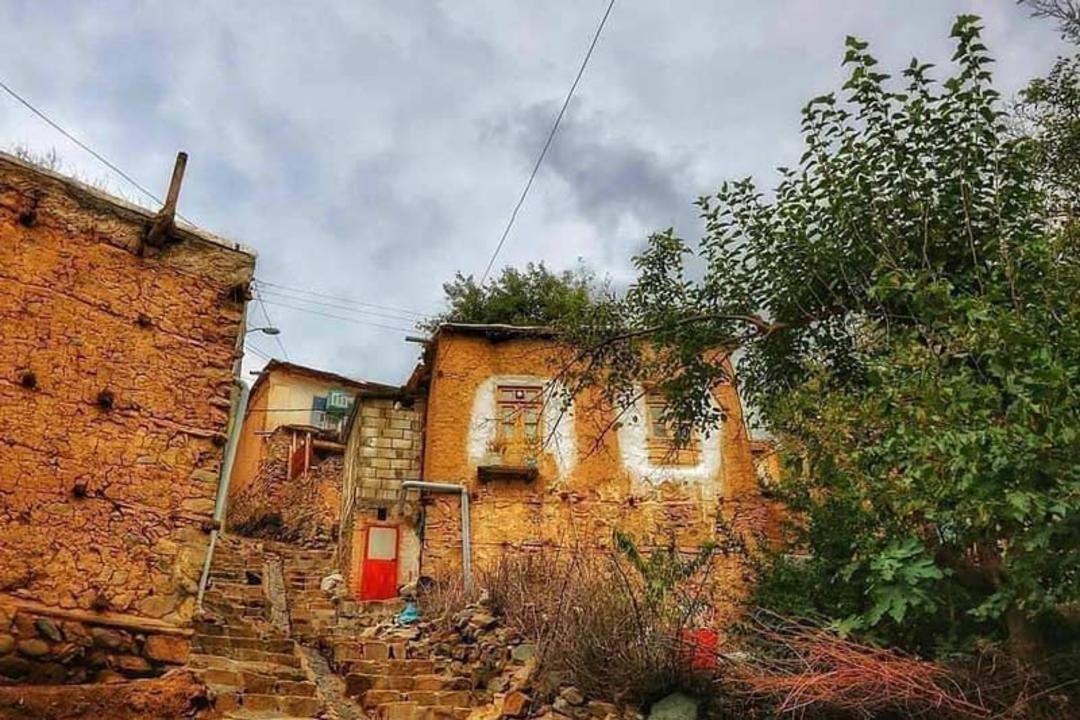 خانه های کوچک روستایی در روستای اشتبین