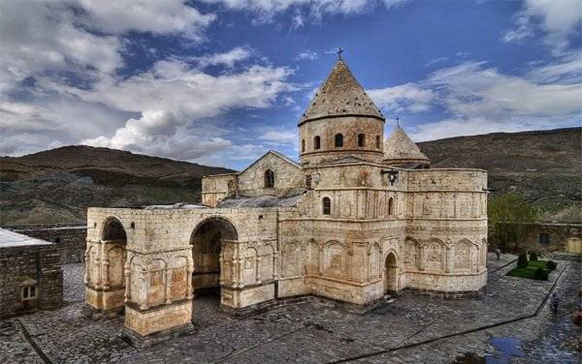 نمای بیرونی قره کلیسای ماکو