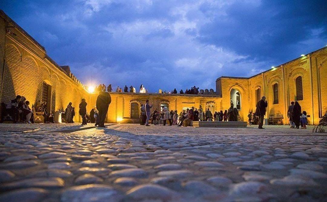 نمای داخل قلعه فلک الافلاک در نورپردازی شب