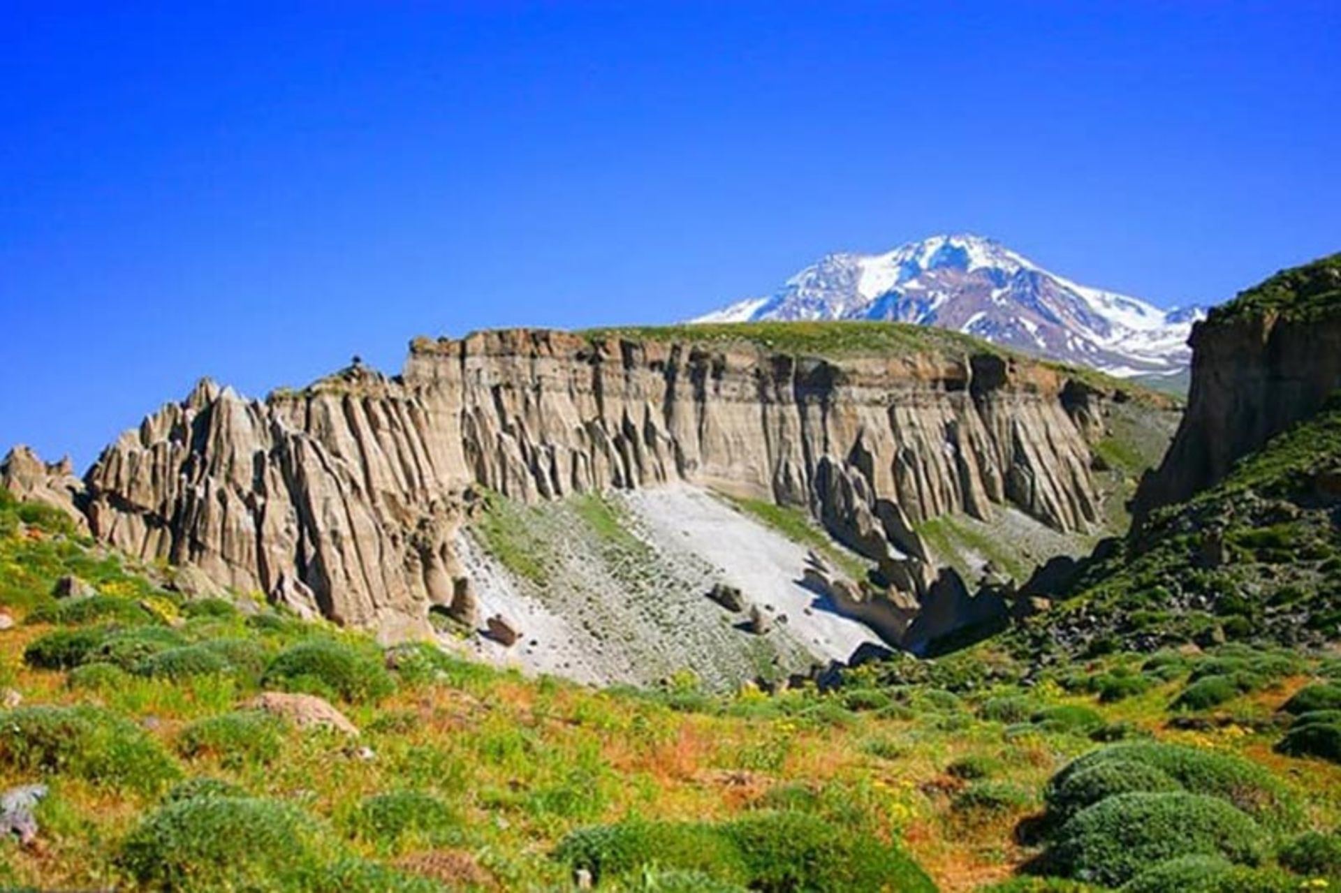 دیواره های تراش خورده شیروان دره از نمای دور