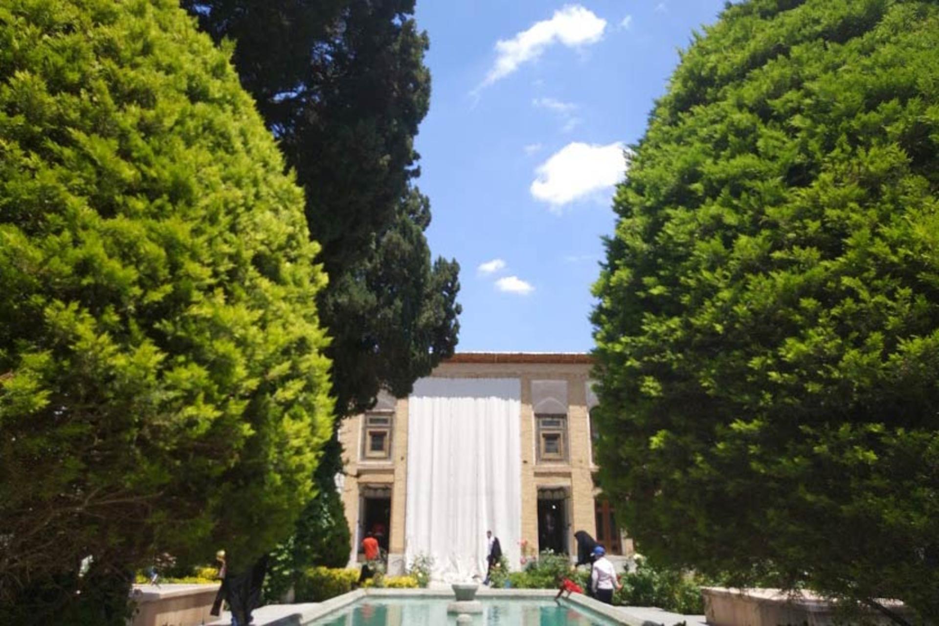 درختان کهنسال حیاط عمارت رکیب‌خانه (موزه هنرهای تزیینی اصفهان)