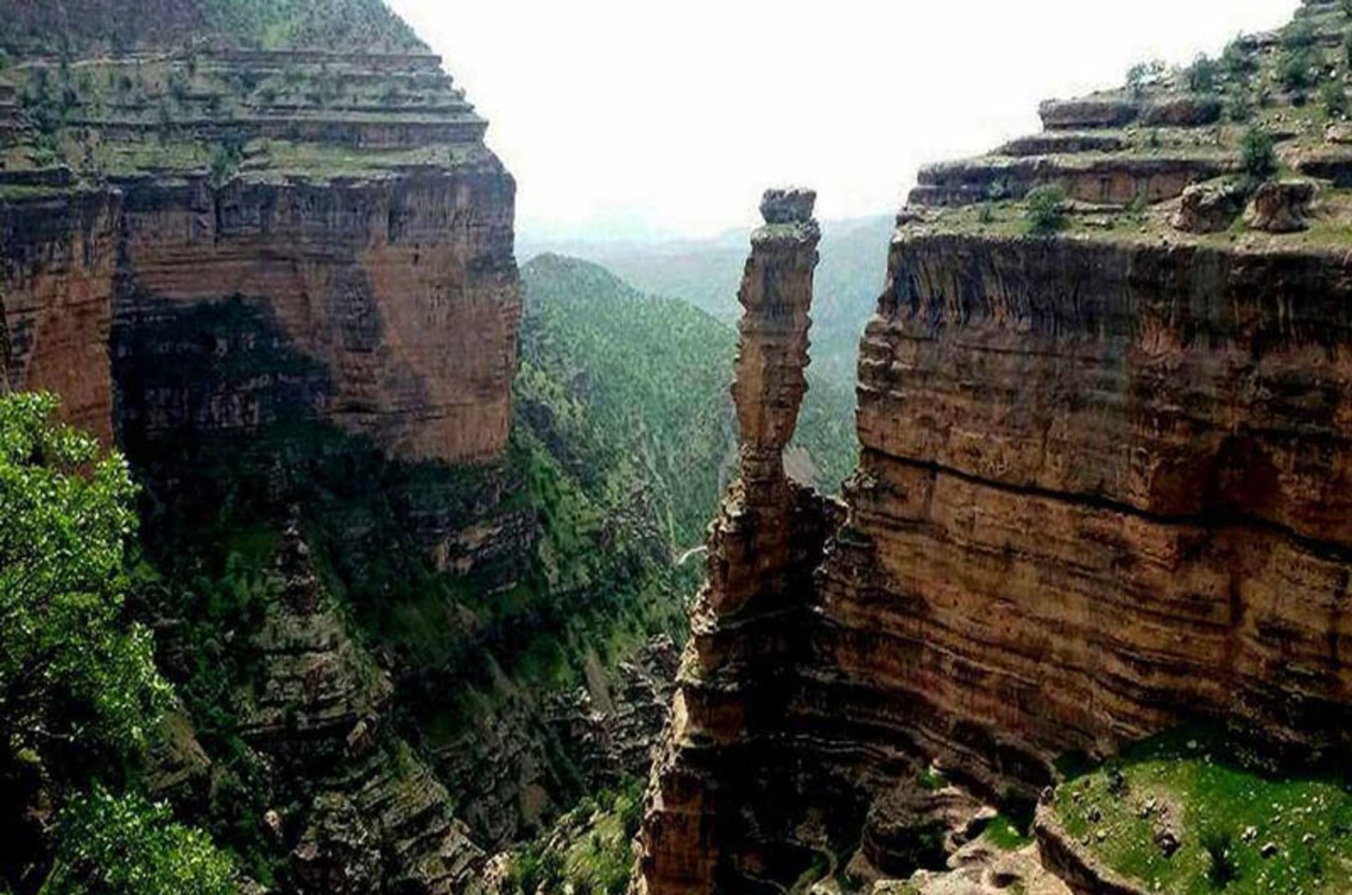 صخره های تراش خورده تنگه شیرز لرستان از نمای بالا