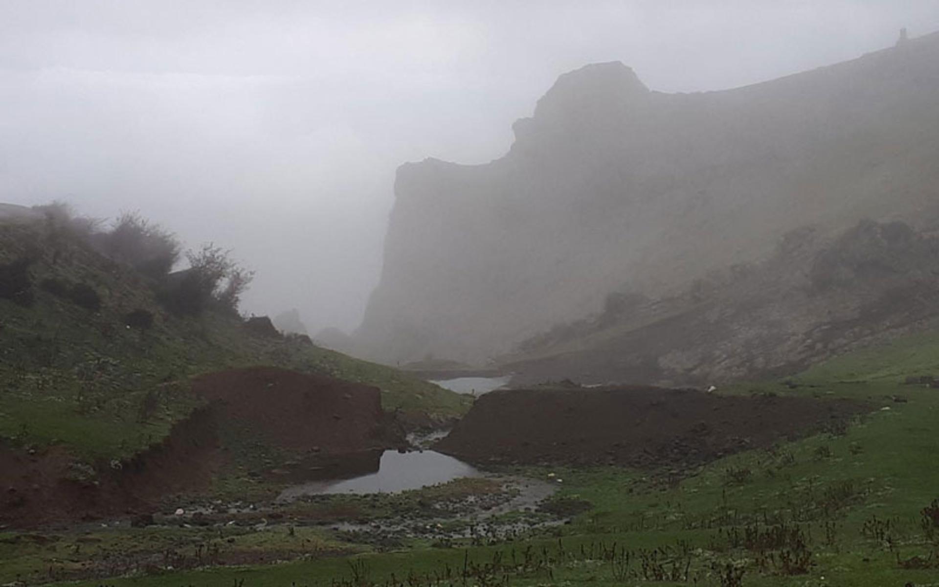 منظره مه آلود دریاچه سوها