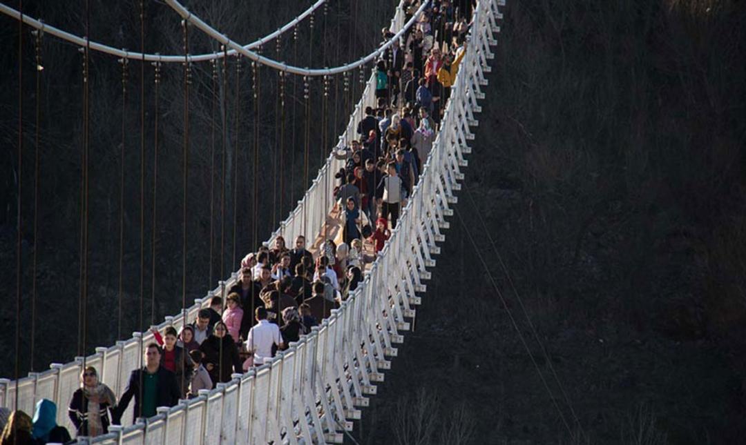 گردشگران در پل معلق مشکین شهر